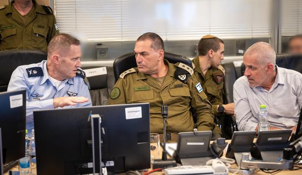 El director del servicio de inteligencia interior (Shin Bet), Ronen Bar (d) conversa con el jefe de las Fuerzas Armadas israelís, Eyal Zamir (c) y el comandante en jefe de las Fuerzas Aéreas, Tomer Bar (i) en el centro de operaciones subterráneas en Israel.