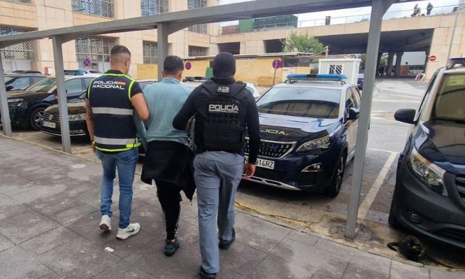 La Policía española difundió esta imagen del supuesto criminal tras ser detenido.