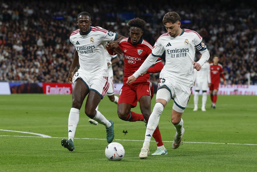 Fede Valverde (d) lucha con Félix Correia (c), del Sevilla, durante el partido de la jornada 9 de LaLiga entre el Real Madrid y el Sevilla