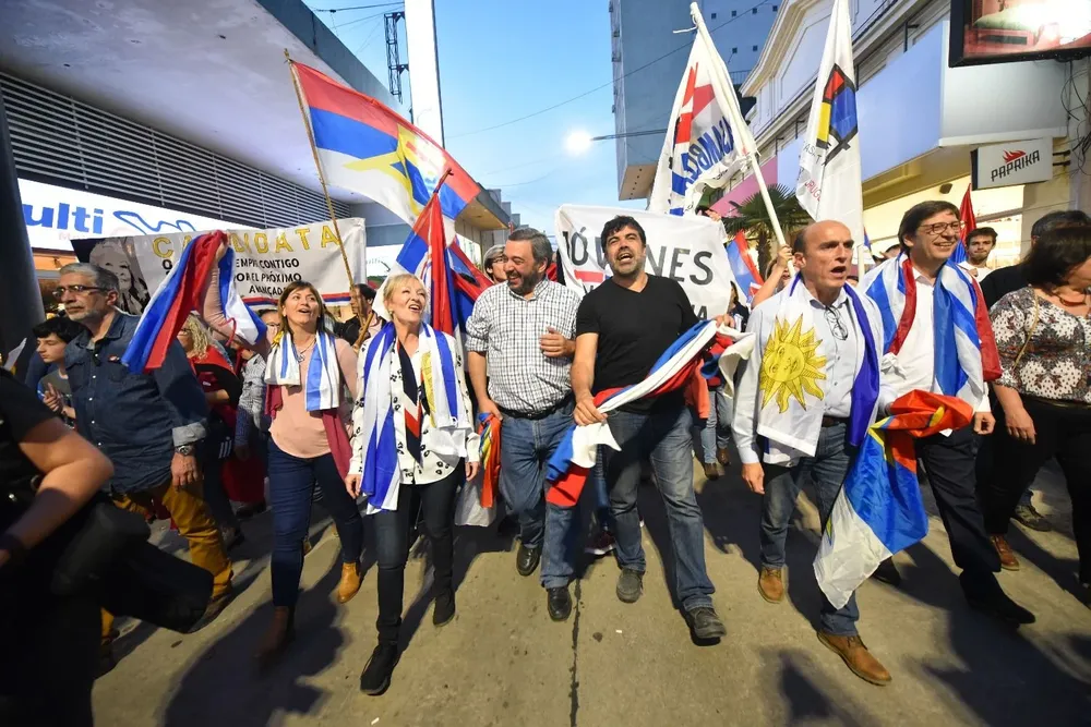 Los cuatro precandidatos del Frente Amplio en caravana por la avenida principal de Melo.