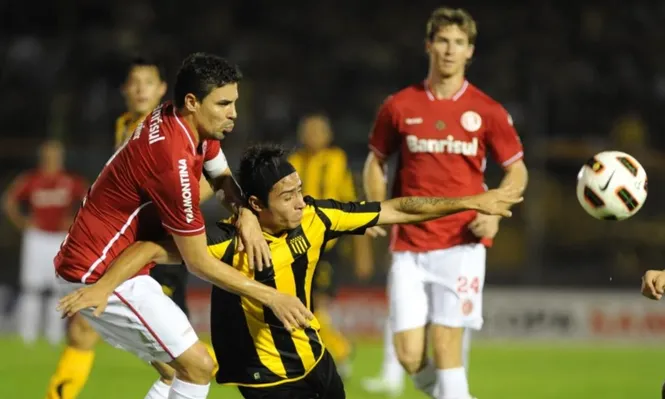 Martinuccio lucha por la pelota