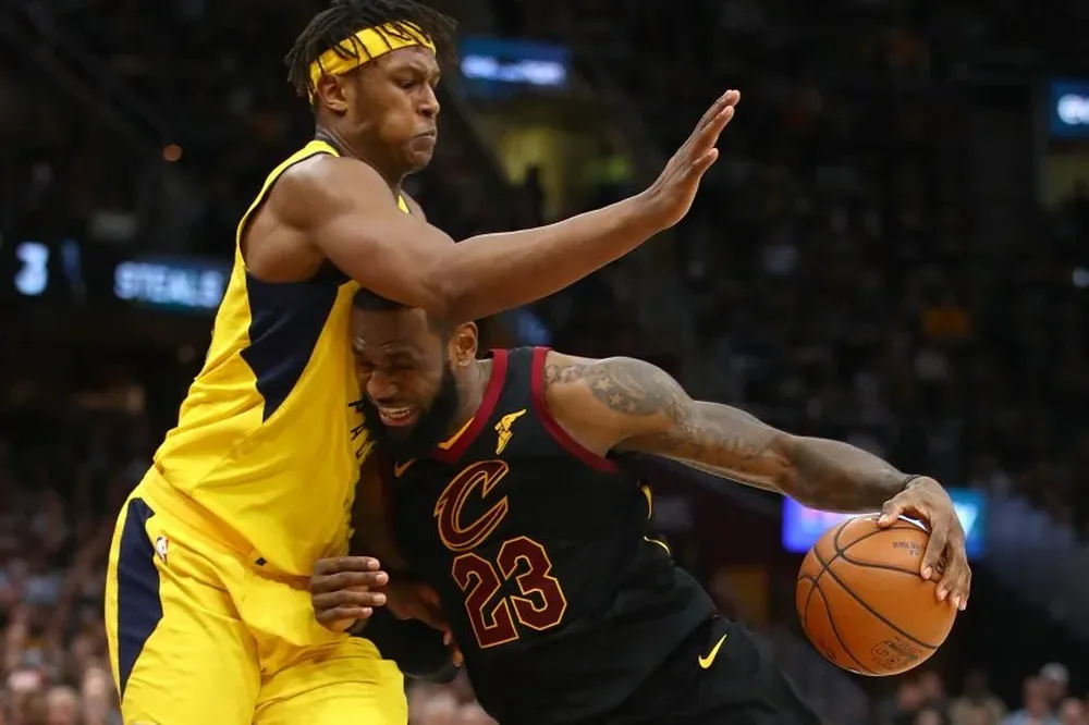 Myles Turner tratando de frenar a LeBron James en el partido del domingo de los Cavaliers contra los Pacers