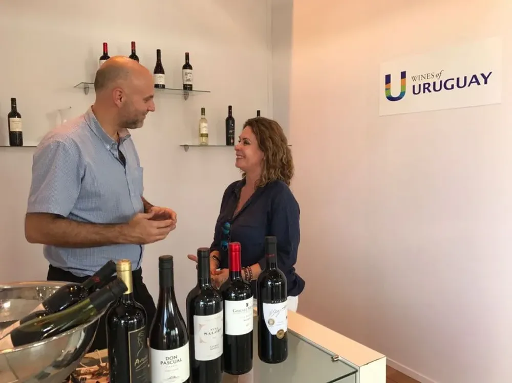 Francisco Legnani y Marliene Valduga en el stan de Uruguay en Expointer