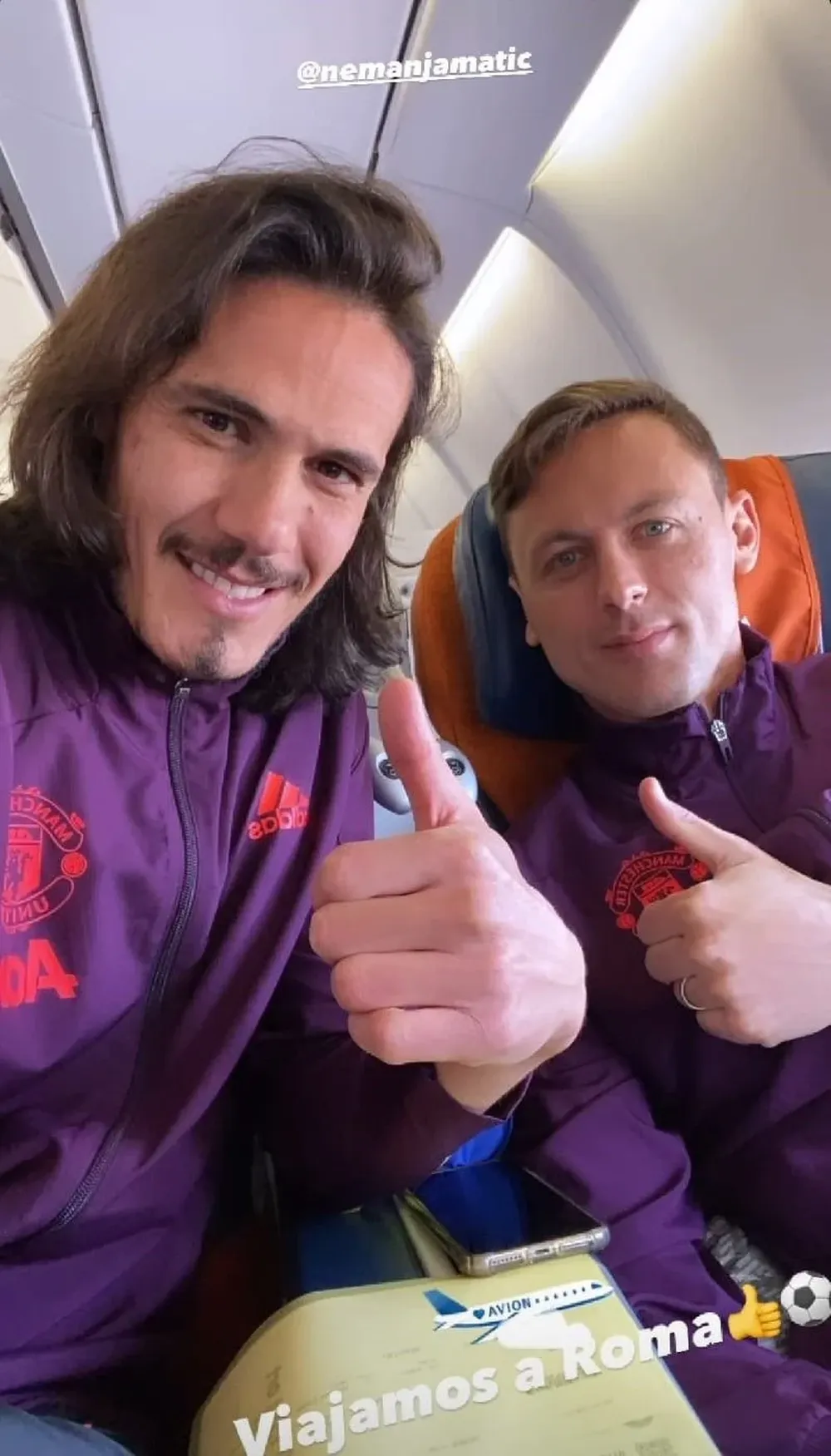Edinson Cavani y Nemanja Matic en el vuelo a Roma