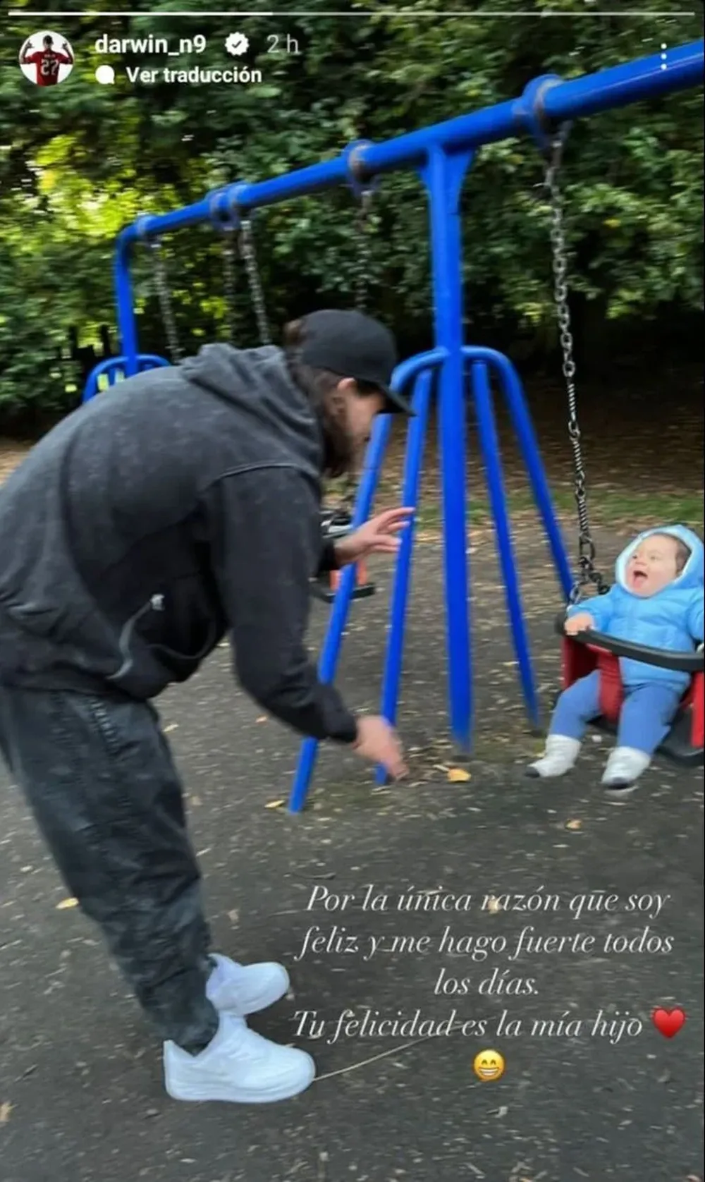 Darwin Núñez jugando con su hijo