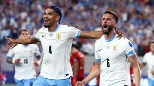 Rodrigo Bentancur celebra su gol ante Bolivia con la selección de Uruguay en la Copa América 2024, junto a Ronald Araujo