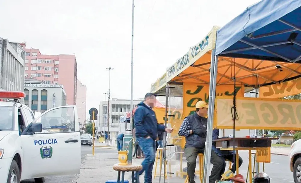 En Rivera un policía bajara para cambiar divisas en un cambio informal.