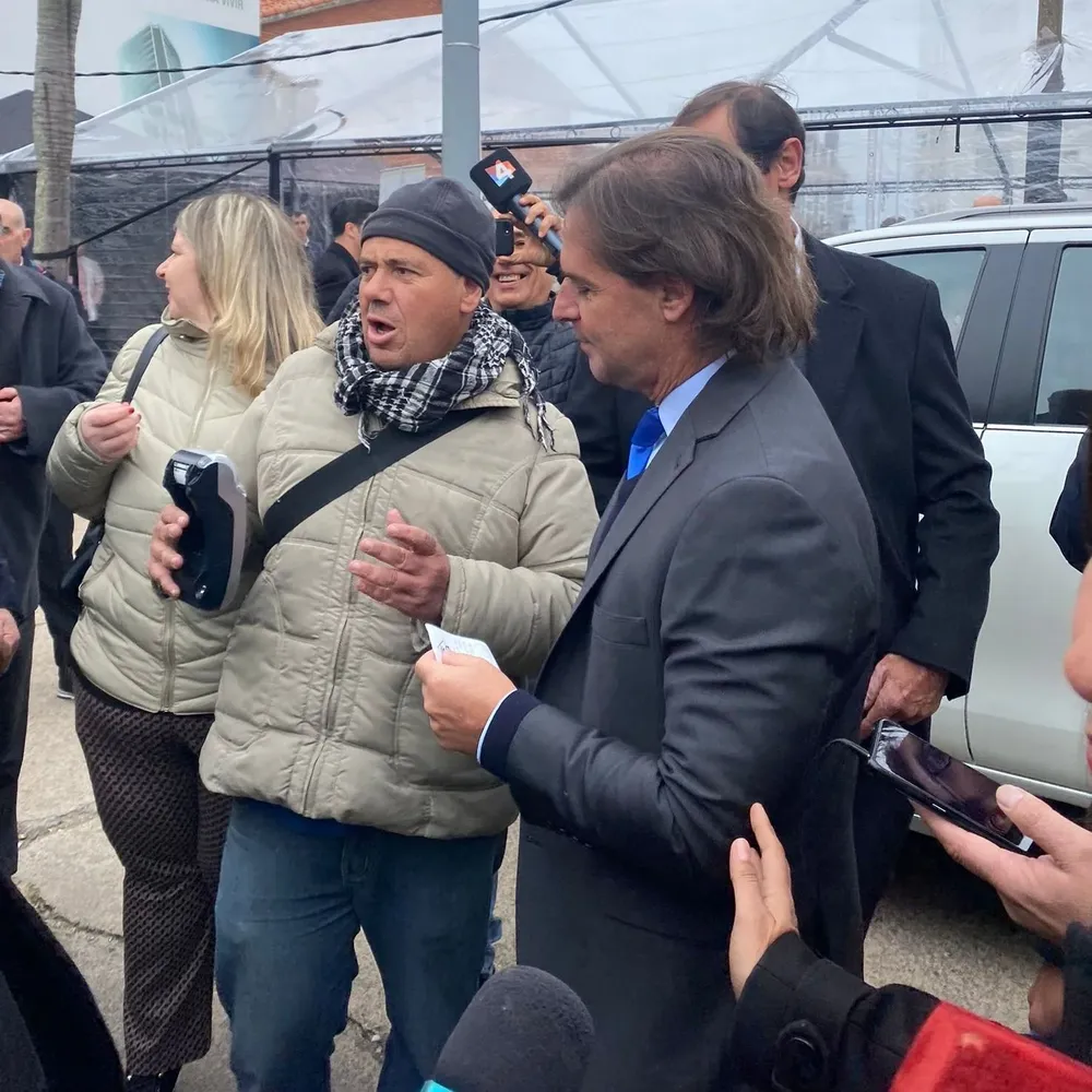 Maturro le vende un segundo 5 de Oro al presidente Lacalle Pou en Punta del Este