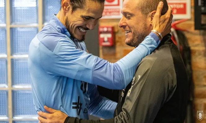 El abrazo de Cavani y el Ruso Pérez