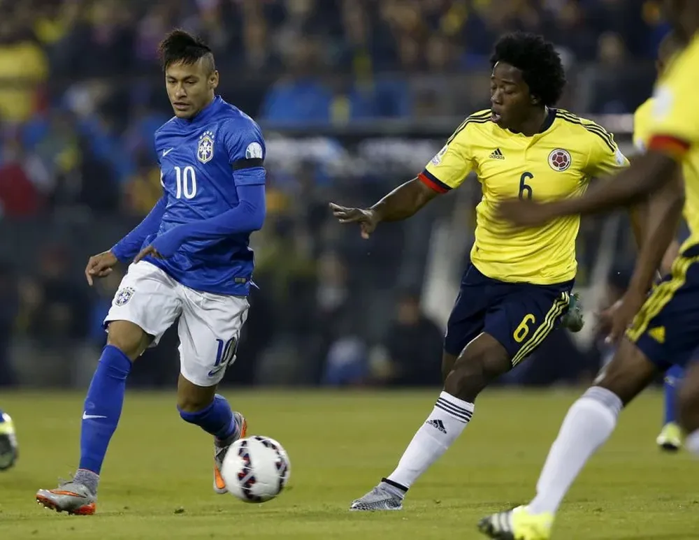 Carlos Sánchez marcando a Neymar