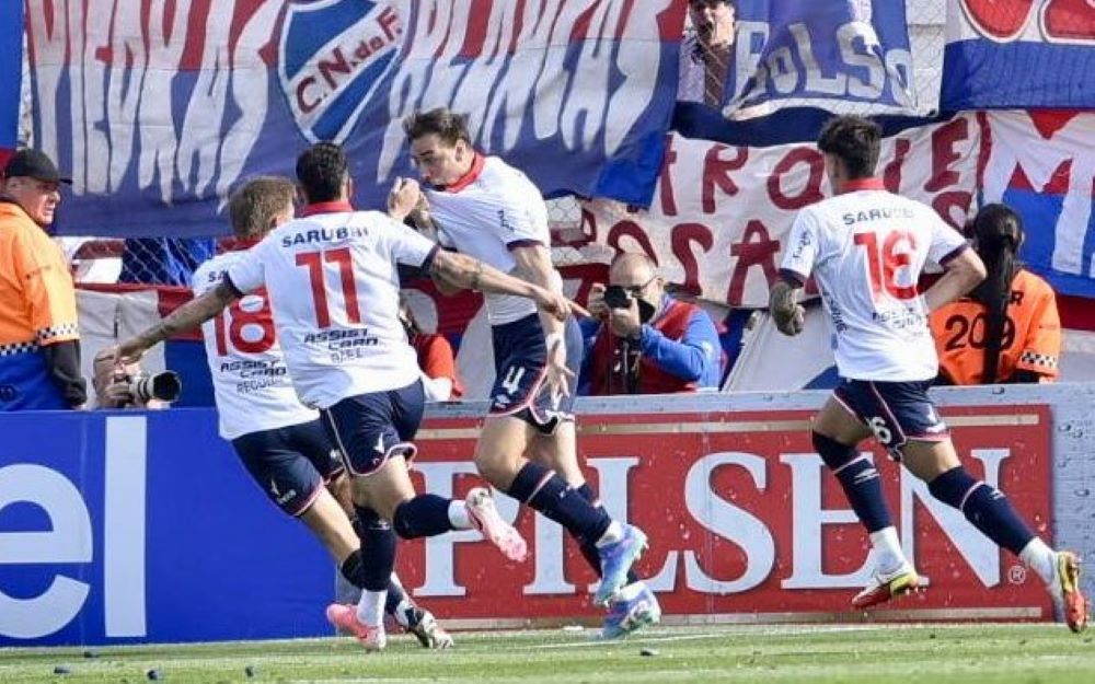 Sebastián Coates de Nacional celebra su gol ante Peñarol