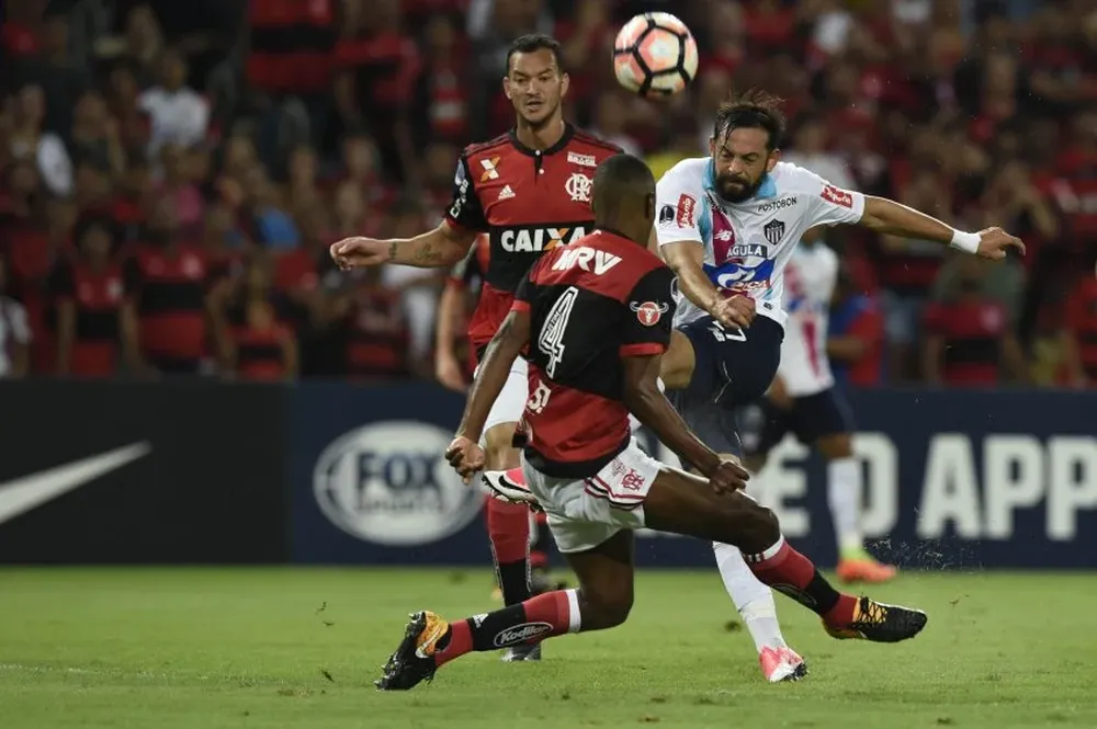 Matías Mier en acción frente a Flamengo