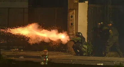 grupos violentos protagonizaron ataques incendiarios en protesta contra la detencion de luis camacho