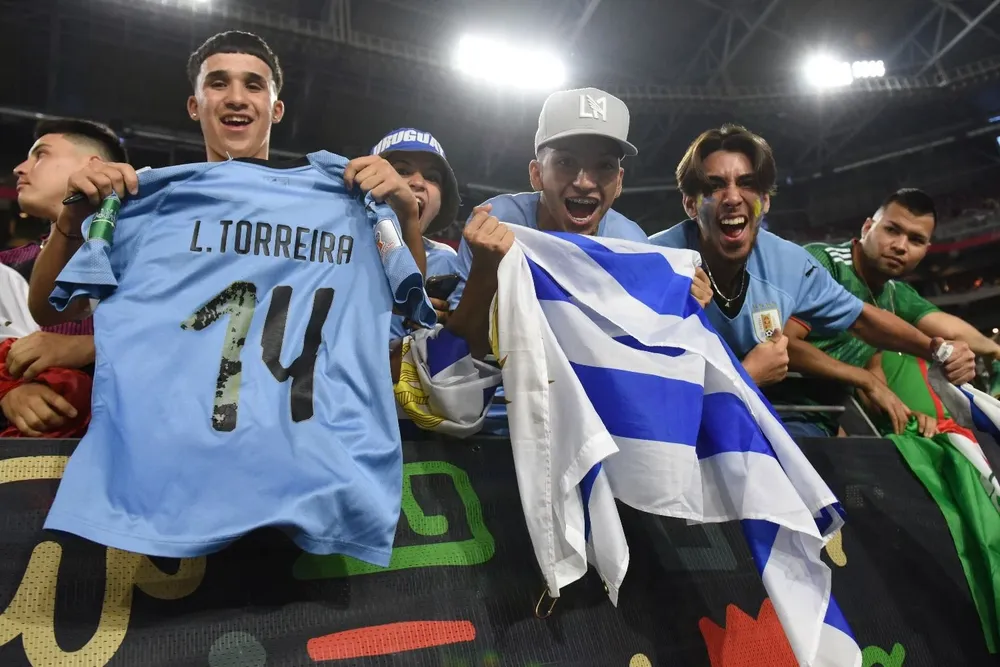 Los hinchas alentaron en el estadio, y miles de uruguayos lo siguieron por TV