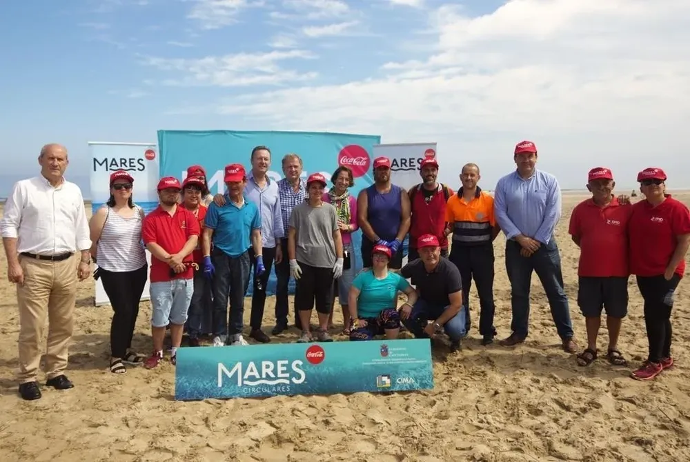 Cerca de 20 voluntarios celebran el Día de los Océanos limpiando la playa de Oyambre