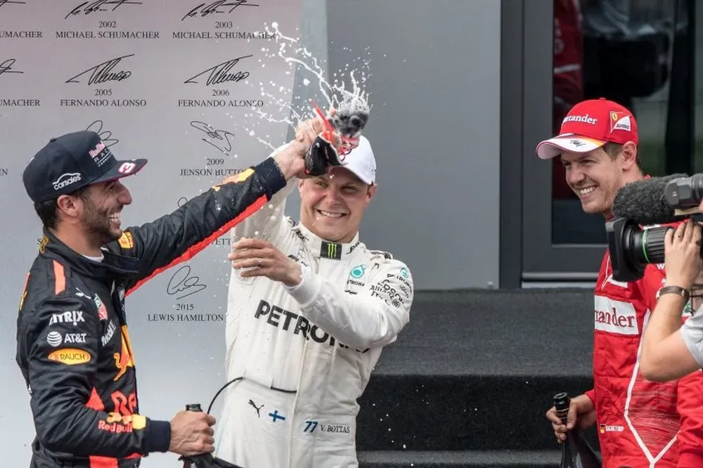 Bottas celebró con Ricciardo y Vettel en el podio de Austria