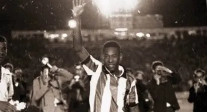 Pelé entrando al Estadio Centenario con la camiseta de Peñarol