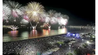 Fuegos artificiales que iluminan la playa de Copacabana durante Año Nuevo