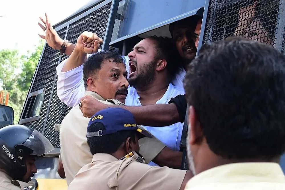 La policía detiene a activistas del partido Congreso de la Juventud de Mumbai Pradesh durante una protesta contra el nuevo esquema de reclutamiento