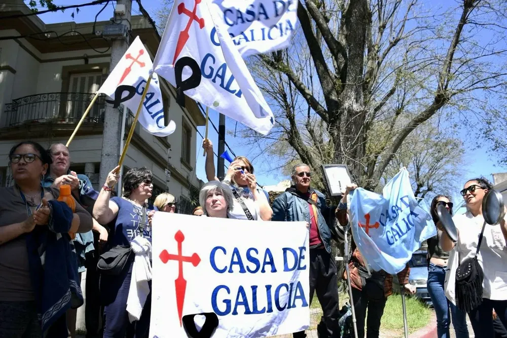 Manifestación de extrabajadores de Casa de Galicia frente a la residencia presidencial