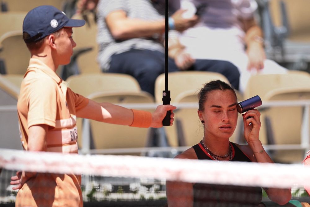 Aryna Sabalenka padeciendo el calor de Roland Garros