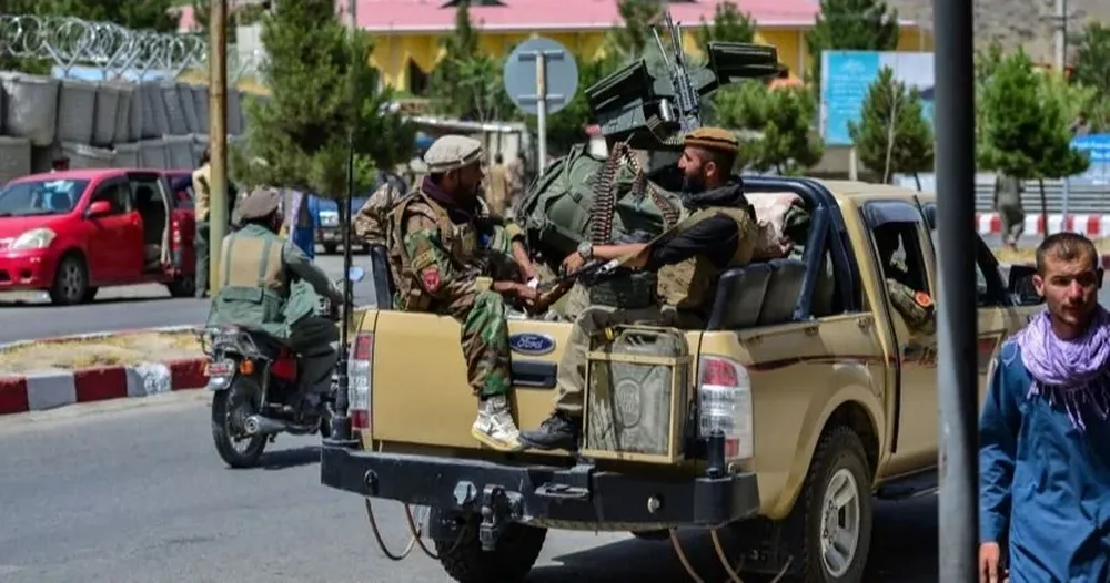 Soldados afganos patrullan el domingo las calles de Kabul cuando es inminente la entrada de los talibanes