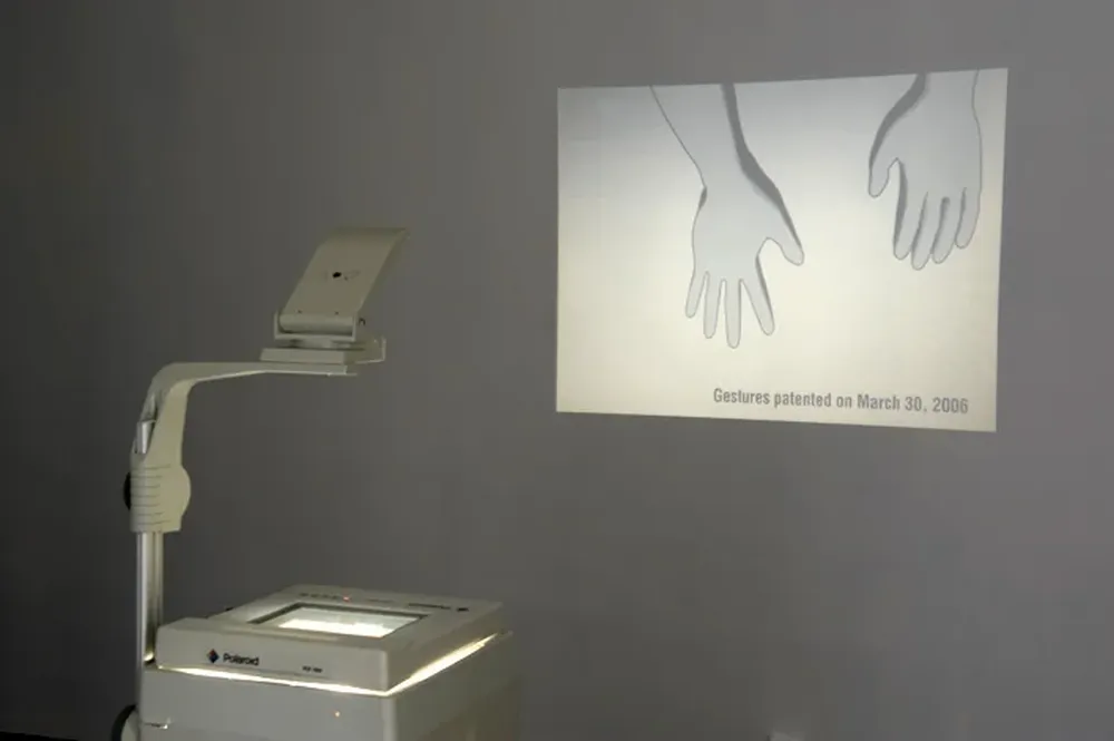 En el video What shall we do next?, el artista Julien Prévieux se apropia de los movimientos propios de la tecnología táctil