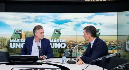 Pedro Sánchez, junto a Carlos Alsina en el estudio de Onda Cero.
