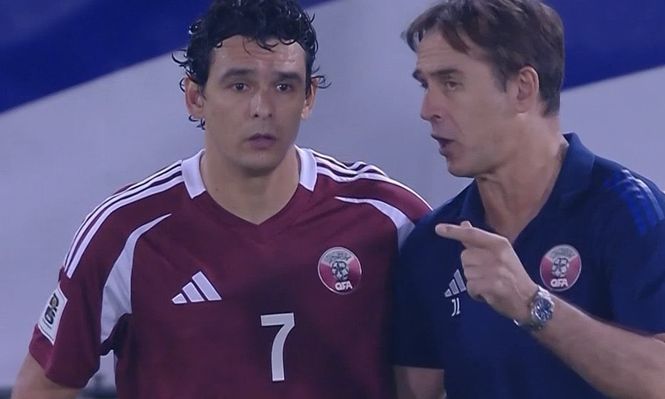 Sebastián Soria recibe instrucciones de su técnico de Qatar, el español Julen Lopetegui, para ingresar por las Eliminatorias asiáticas