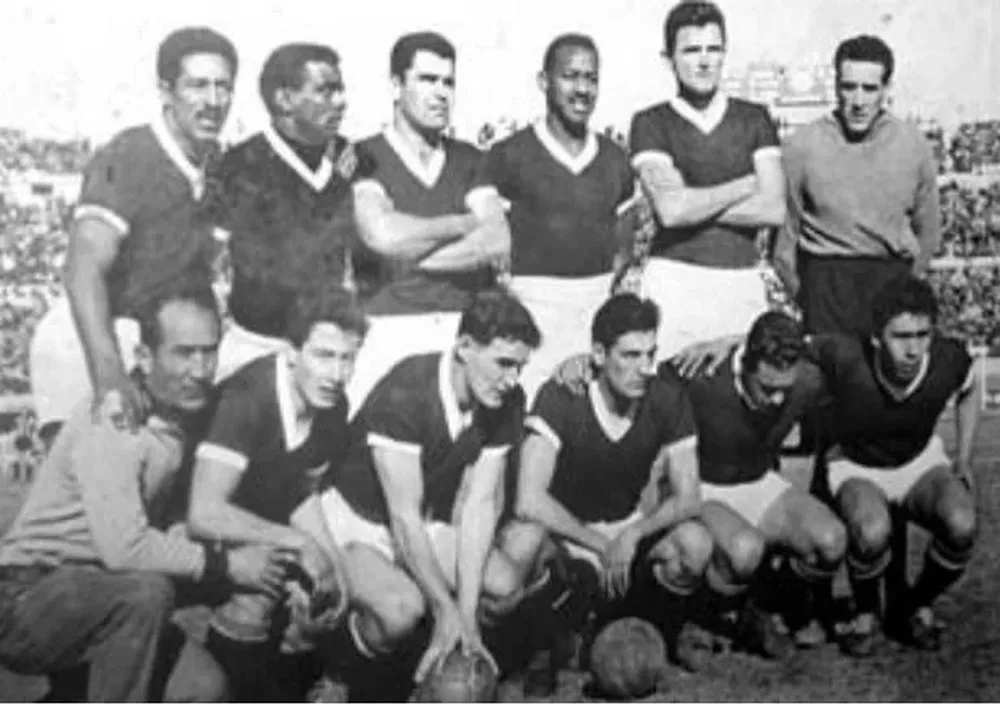UN EQUIPAZO. Parados: Climaco Rodríguez, Eladio De Souza, Luis Miramontes, Esteban Álvarez, Estanislao Malinowski, Luis Radicci; agachados: L. García (kinesiólogo), Luis Román, Carlos Rosas Riolfo, Walter Hernández, Willi Píriz y René Brasil