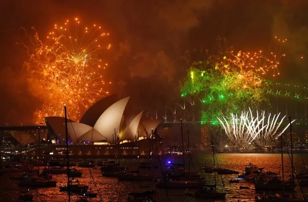 Los fuegos artificiales iluminan el puerto de Sydney durante las celebraciones del Año Nuevo