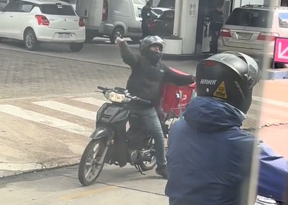 Momento en el que el repartidor le tira una piedra al ómnibus de la línea COME