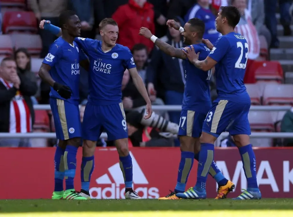 Jamie Vardy y sus compañeros celebran otra victoria de Leicester