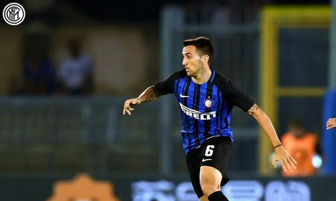 Matías Vecino con la 6 de Inter