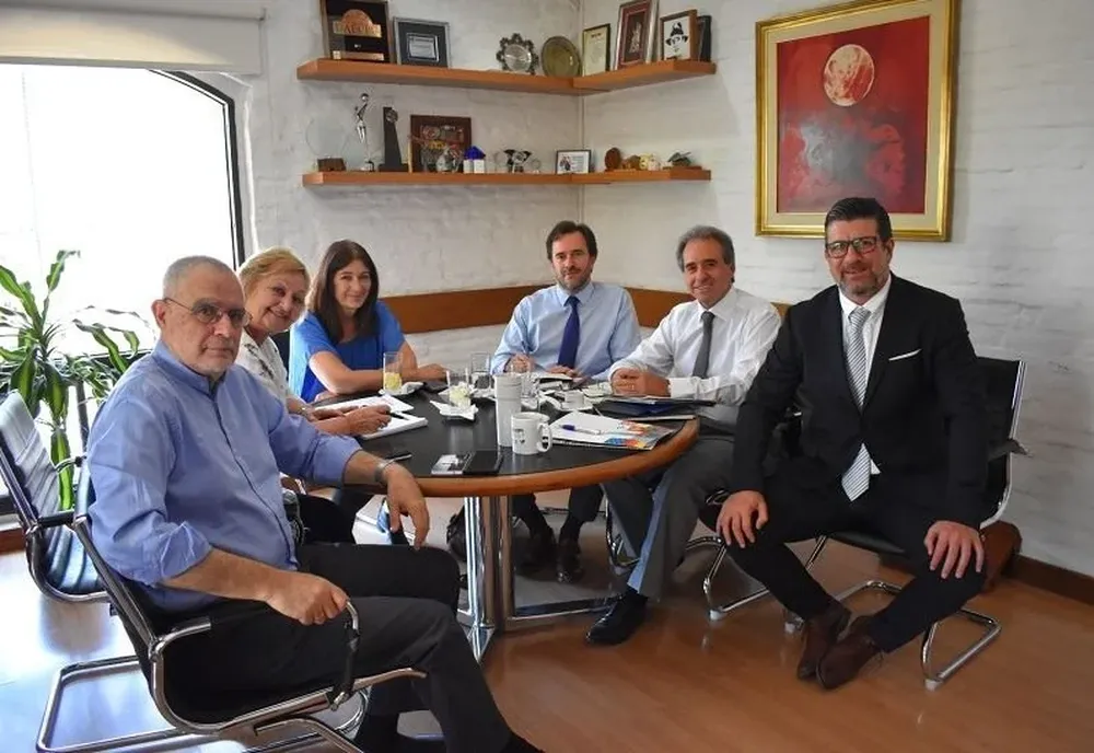 Las autoridades salientes del Ministerio de Turismo, Liliam Kechichian, Benjamín Liberoff e Iara Rodríguez, y las autoridades que asumieron en marzo, Germán Cardoso, Remo Monzeglio e Ignacio Curbelo