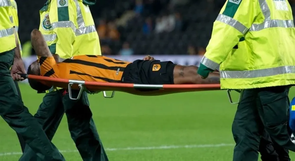 Así se fue Abel Hernández tras su lesión