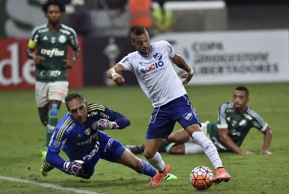 El zaguero y el golero por el camino, gol de López
