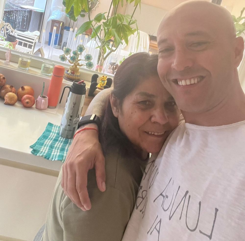 Javier Chevantón junto a su mamá Ilvia, quien ahora vive en Italia