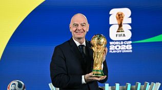 Infantino con el trofeo de la Copa Mundial de la FIFA