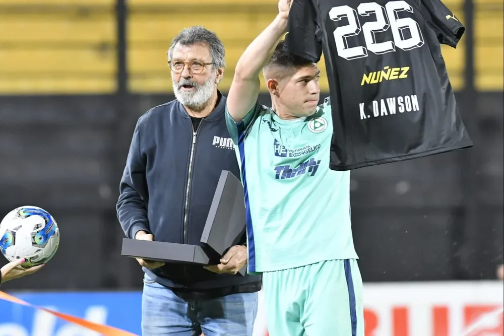 Kevin Dawson fue homenajeado por su pasaje por Peñarol y quien le entregó la camiseta fue Walter Indio Olivera