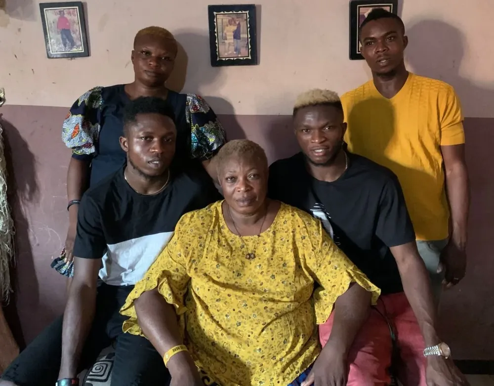 Christian Ebere, con el pelo rubio, junto a su madre y sus tres hermanos en Nigeria