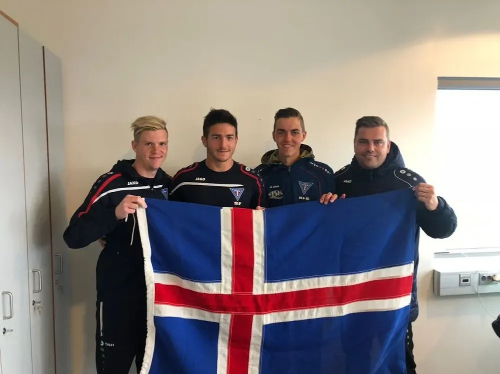 Santiago Fernández, segundo desde la izquierda, con los dos capitanes y el DT de su equipo islandés