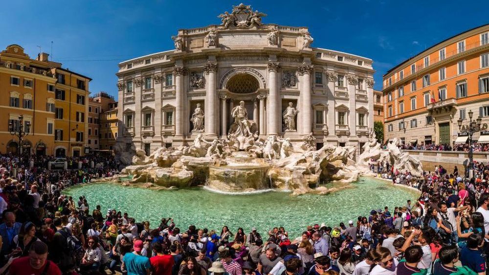 Miles de personas se aglomeraban cada día alrededor de la Fontana di Trevi.