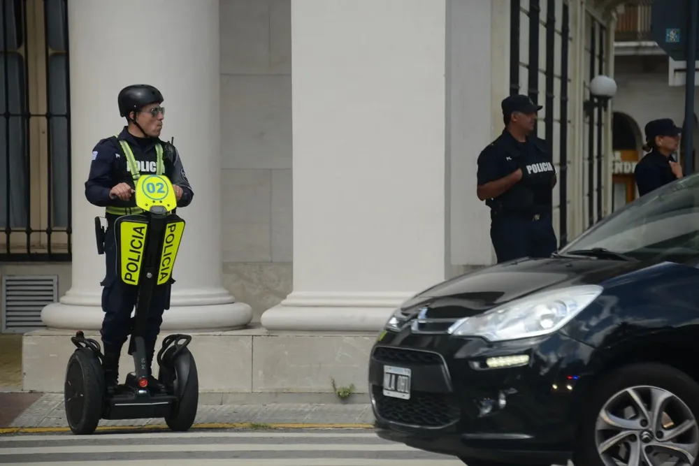 Los más dispuestos a armarse son los más jóvenes, según la encuesta