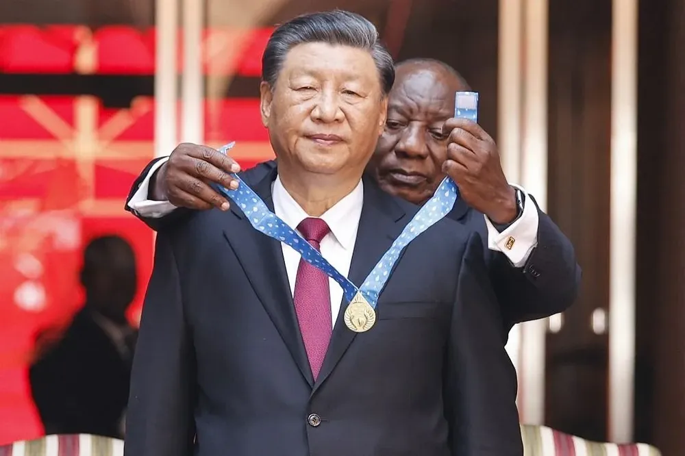 El líder chino Xi Jinping galardonado durante la reciente cumbre de los BRICS en Sudáfrica