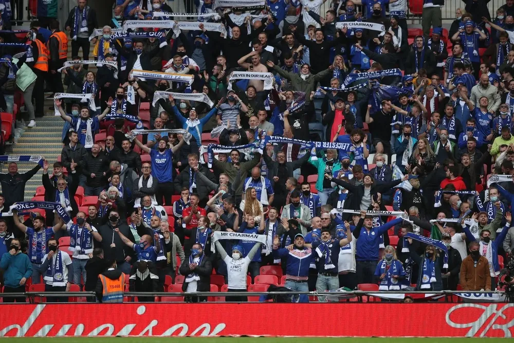 Algunos con tapabocas, otros no. Así volvió el público al fútbol en Inglaterra