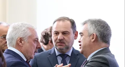 El exministro de Transportes José Luis Ábalos (c) y el secretario de Organización del PSOE, Santos Cerdán