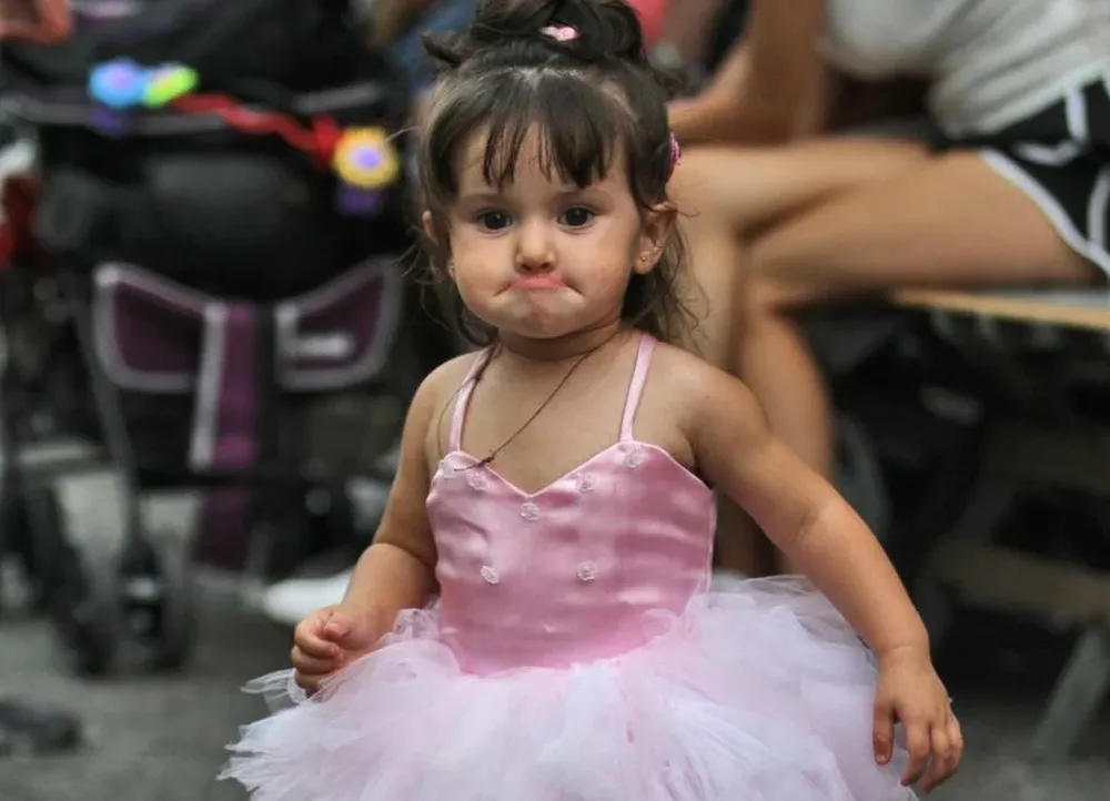 El temporal postergó el desfile de Carnaval, pero eso no impidió que algunos espectadores exhibieran sus disfraces