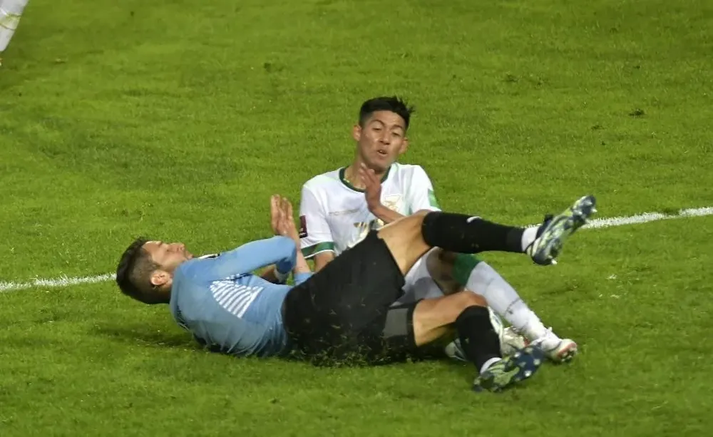 Bentancur en un choque en el primer tiempo