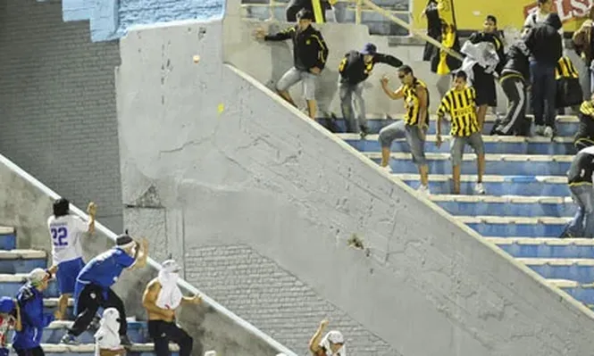 Incidentes en Peñarol-Vélez